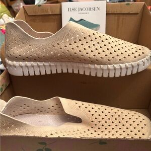 Ilse Jacobsen Women's Cream Perforated Flats